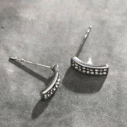 ASTRID : Boucles d'oreilles clous minimalistes, barre incurvée pavé oxyde de zirconium, argent