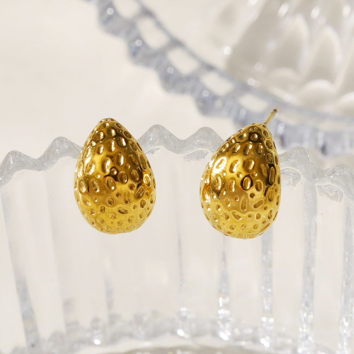 AVERSA : Boucles d'oreilles clous goutte en texture martelée