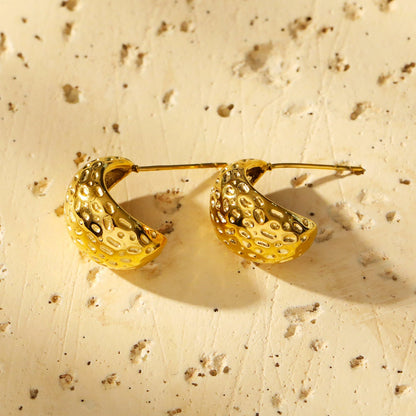 AVERSA : Boucles d'oreilles clous goutte en texture martelée