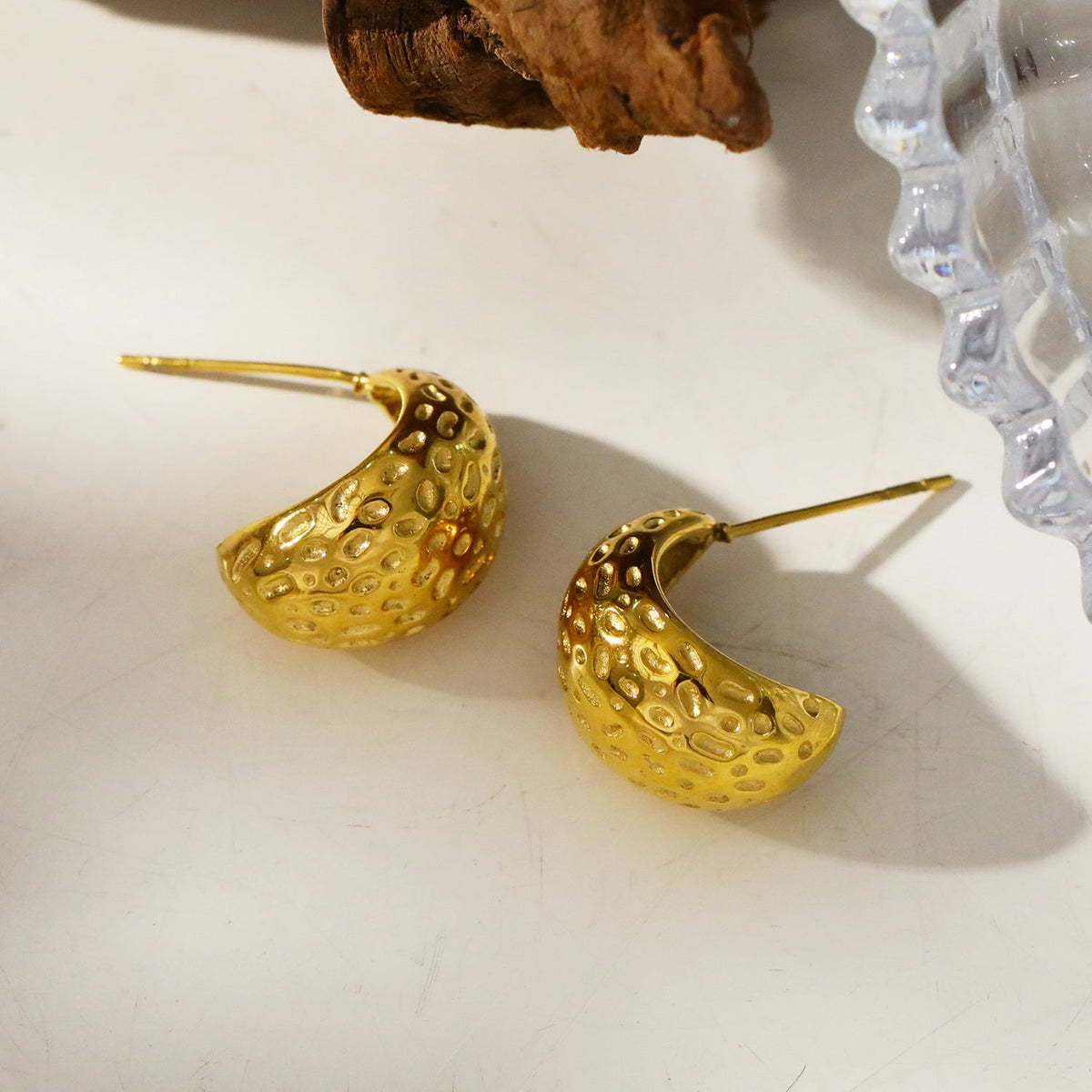 AVERSA : Boucles d'oreilles clous goutte en texture martelée