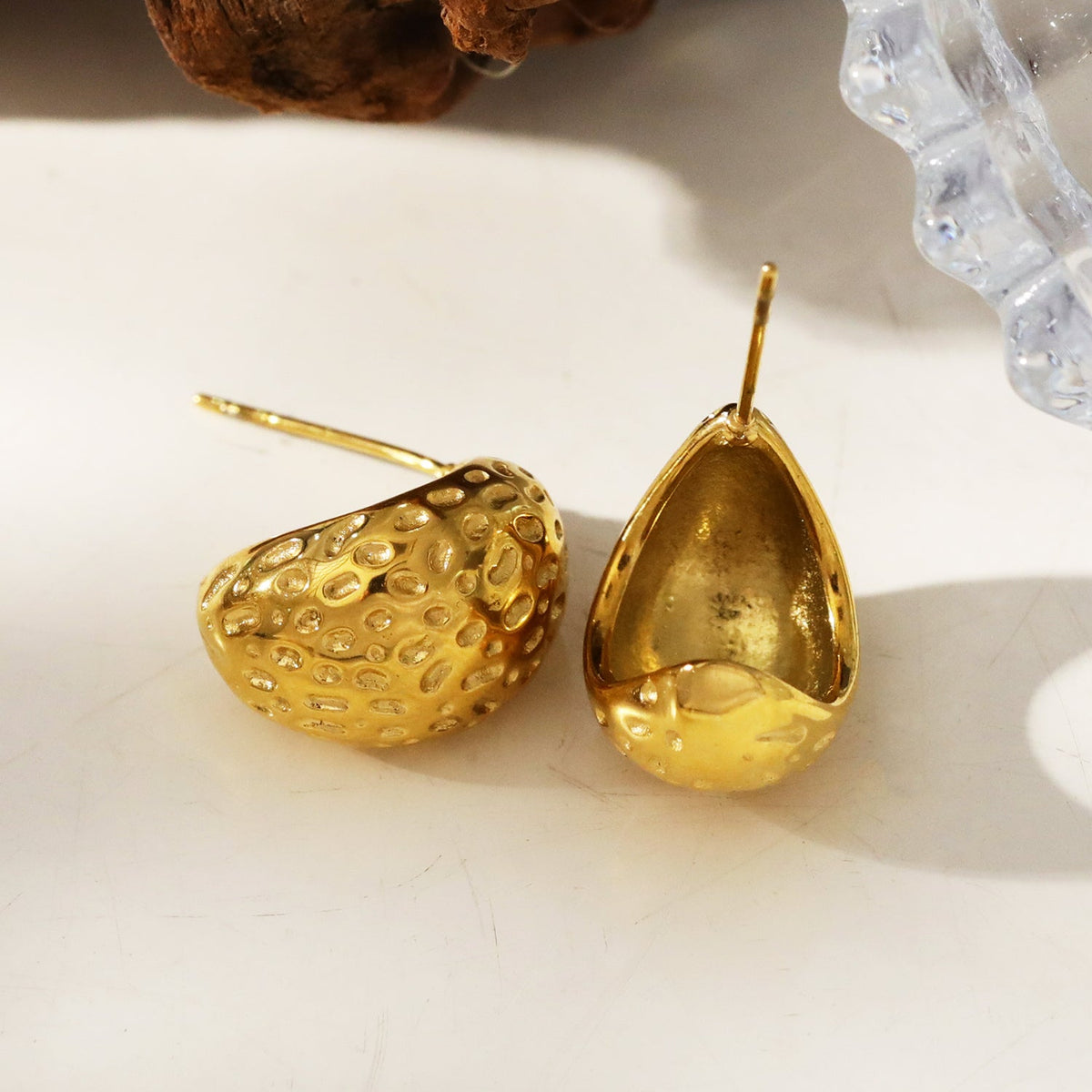 AVERSA : Boucles d'oreilles clous goutte en texture martelée