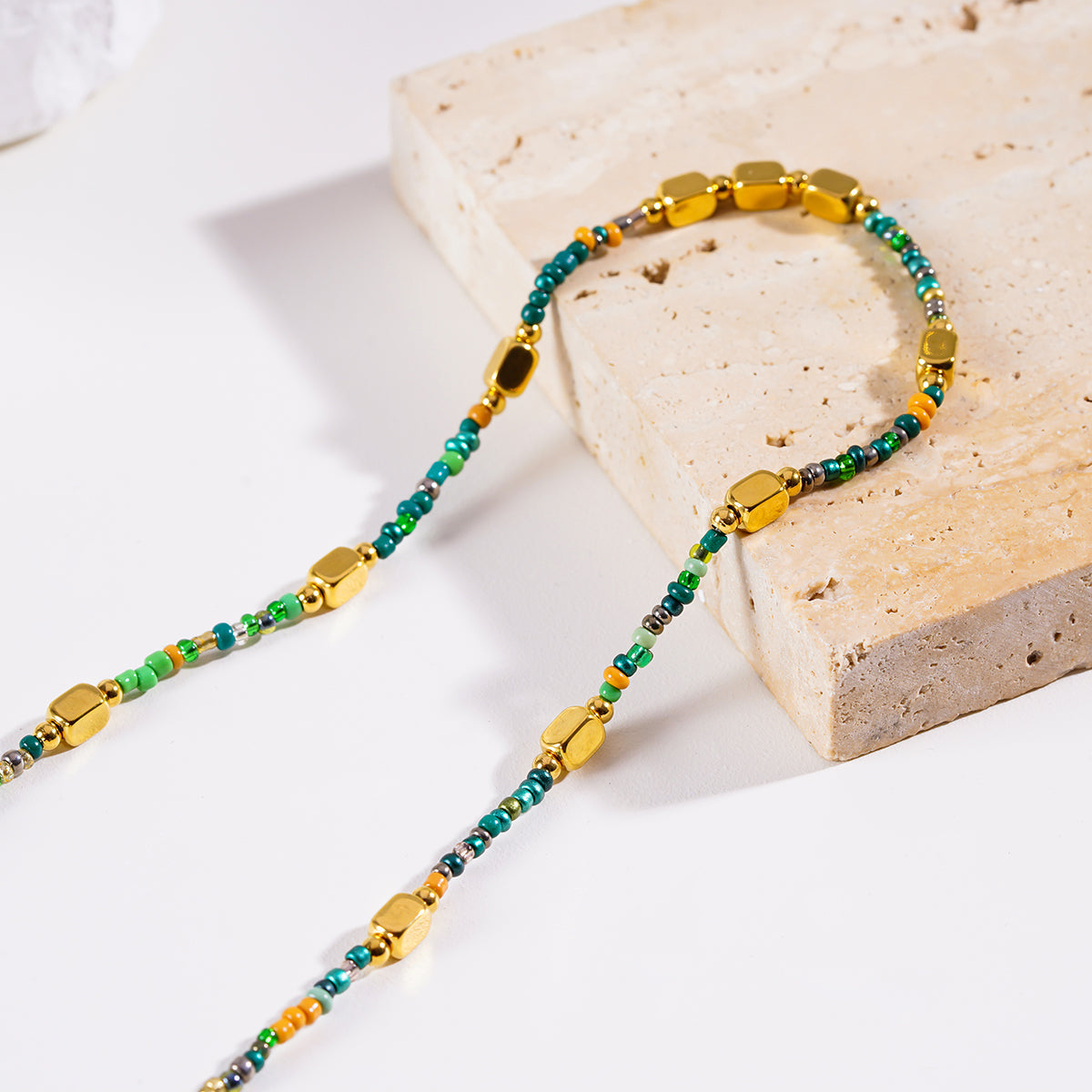 Style AYESHA : Collier chaîne bohème élégant orné de perles en cristal et de perles dorées