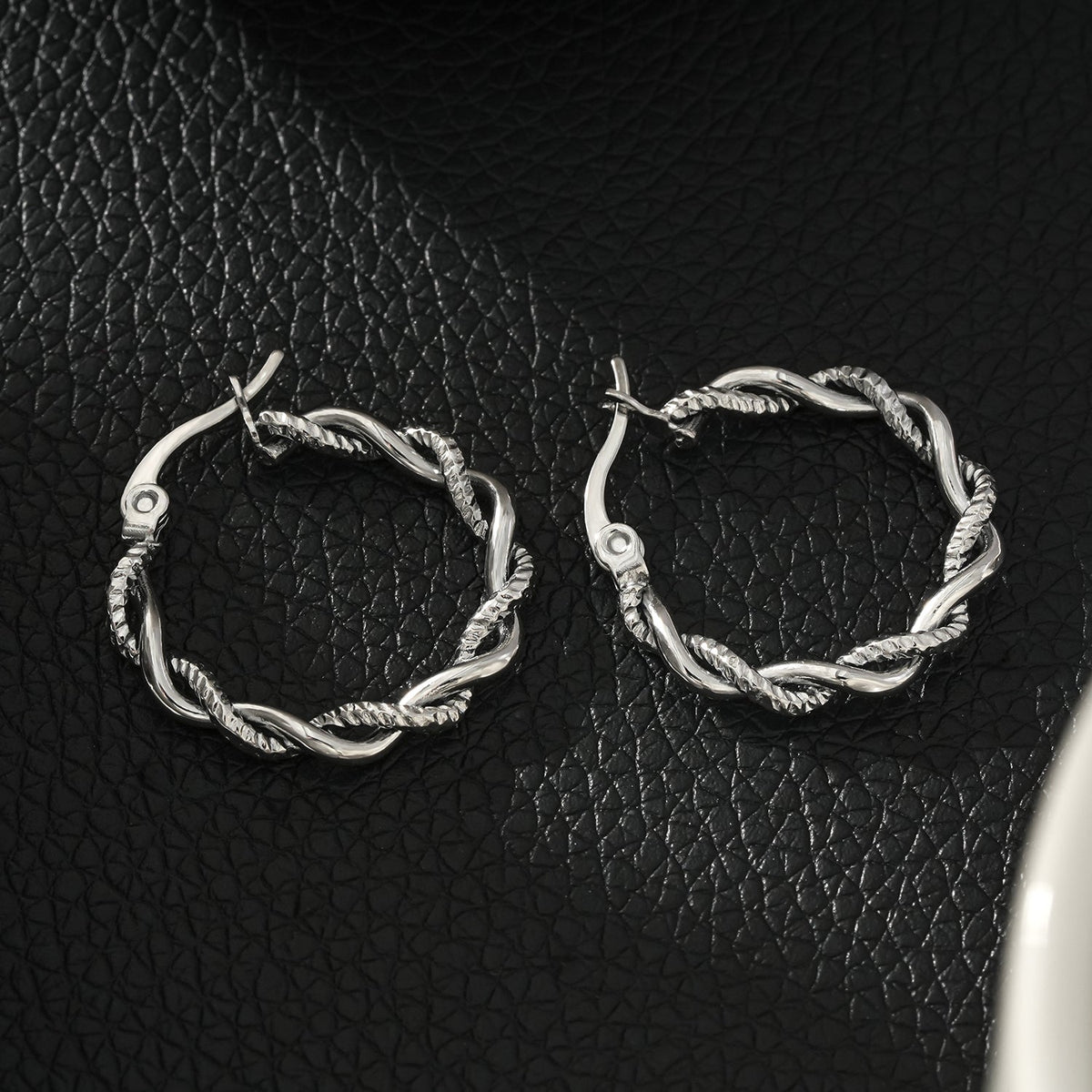 BARBARA Argent (Or Blanc) : Créoles torsadées texturées contrastées