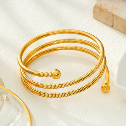 BASHEE : Bracelet triple en or avec lignes de surface et perles décoratives.