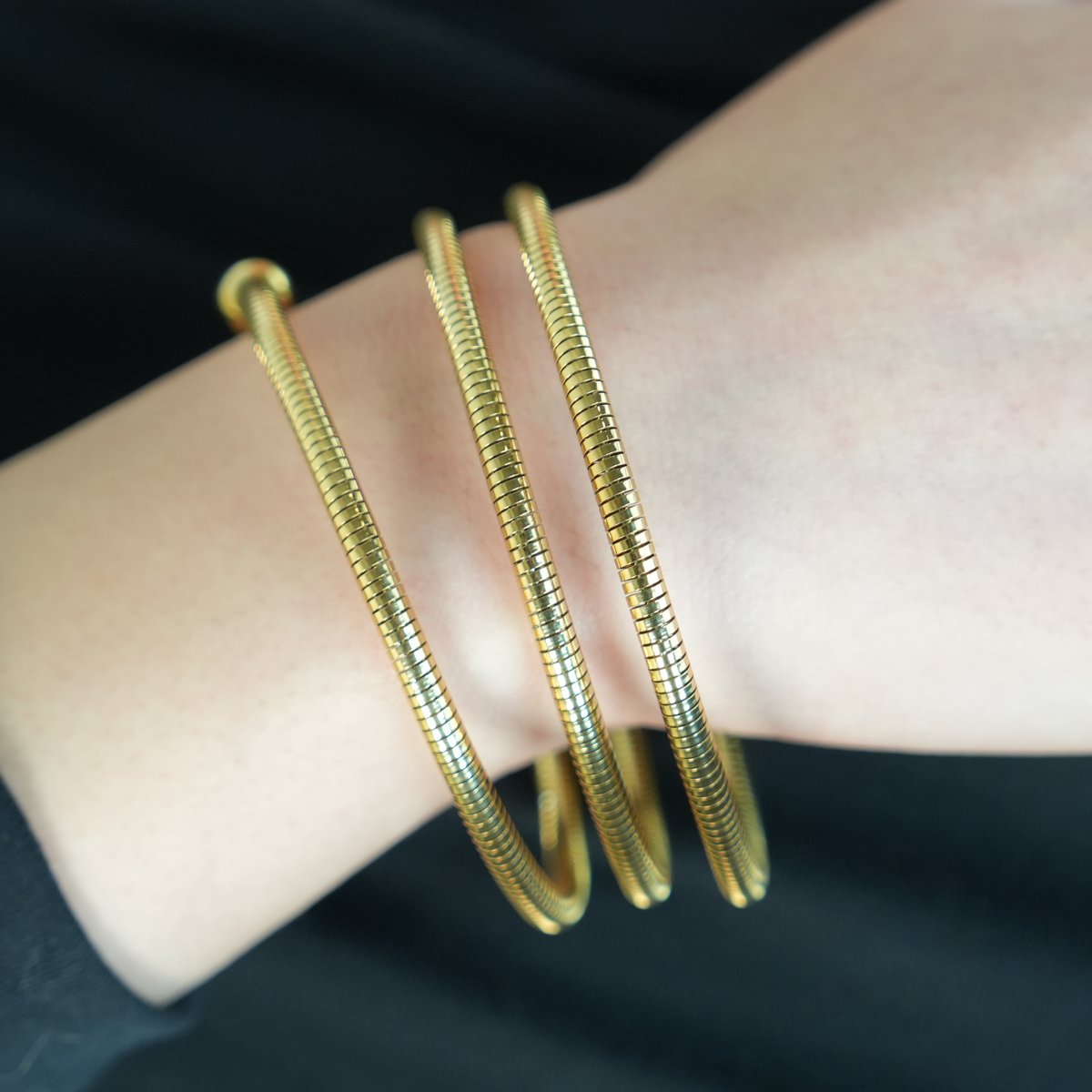 BASHEE : Bracelet triple en or avec lignes de surface et perles décoratives.