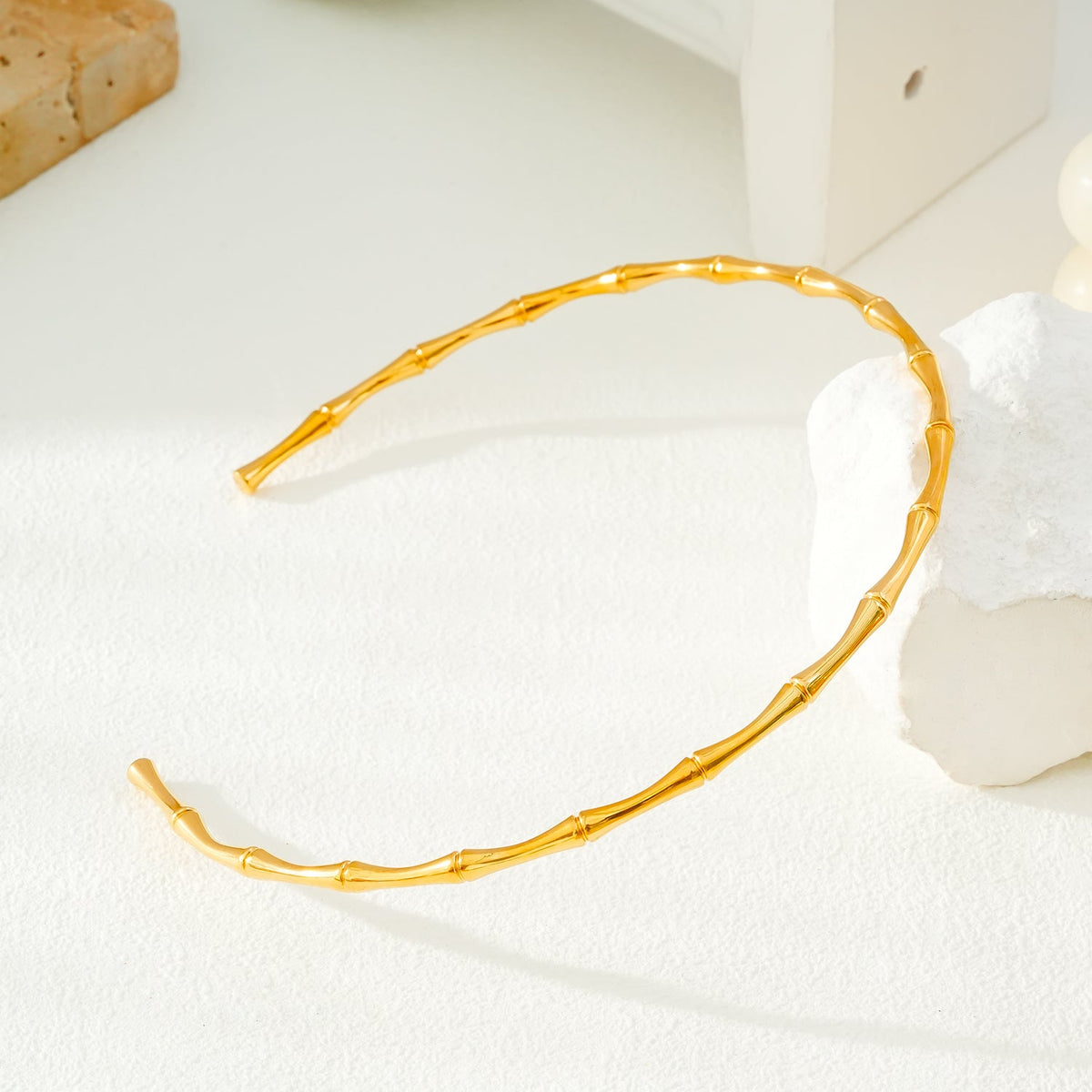 BENONI Gold: Collier ras du cou texturé bambou.