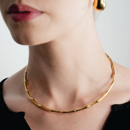 BENONI Gold: Collier ras du cou texturé bambou.