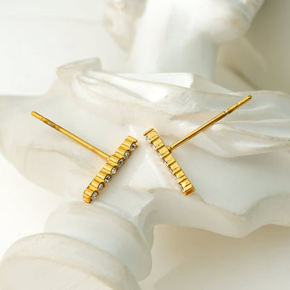 BIHAR : Boucles d'oreilles clous minimalistes en forme de barre, serties d'oxydes de zirconium pavé, en plaqué or.