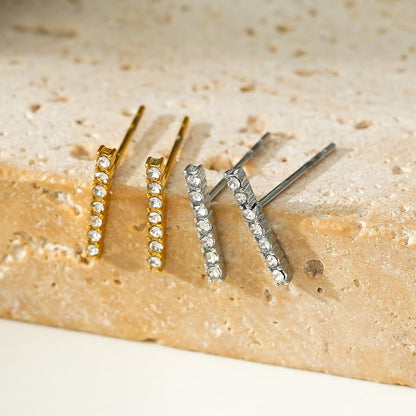 BIHAR : Puces d'oreilles minimalistes en forme de barre, pavées de zirconiums, en or blanc (tonalité argent)