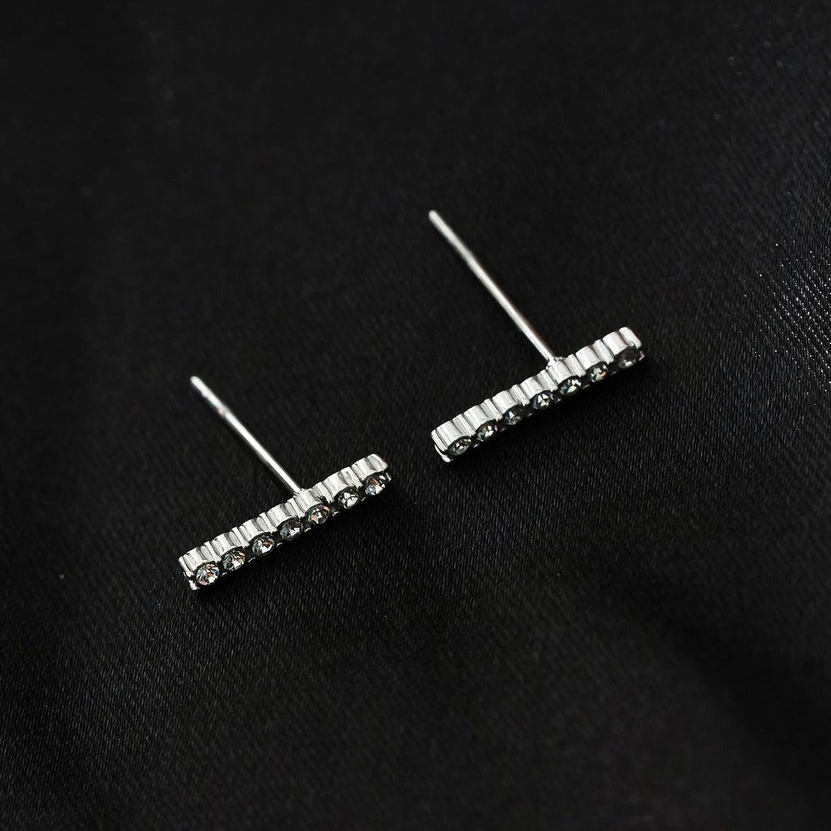 BIHAR : Puces d'oreilles minimalistes en forme de barre, pavées de zirconiums, en or blanc (tonalité argent)