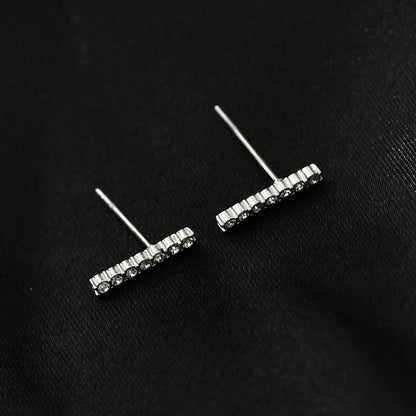 BIHAR : Puces d'oreilles minimalistes en forme de barre, pavées de zirconiums, en or blanc (tonalité argent)