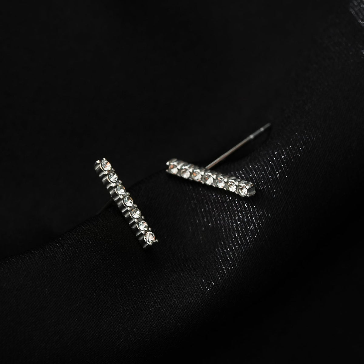 BIHAR : Puces d'oreilles minimalistes en forme de barre, pavées de zirconiums, en or blanc (tonalité argent)