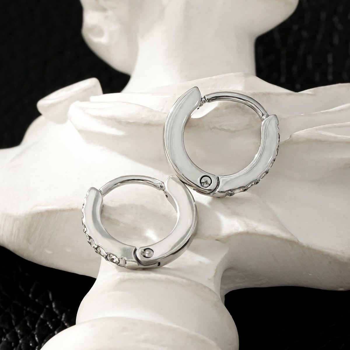 BLIJDE Argent (Or blanc) : Boucles d'oreilles mini créoles pavées de zircones cubiques (CZ) à rang unique