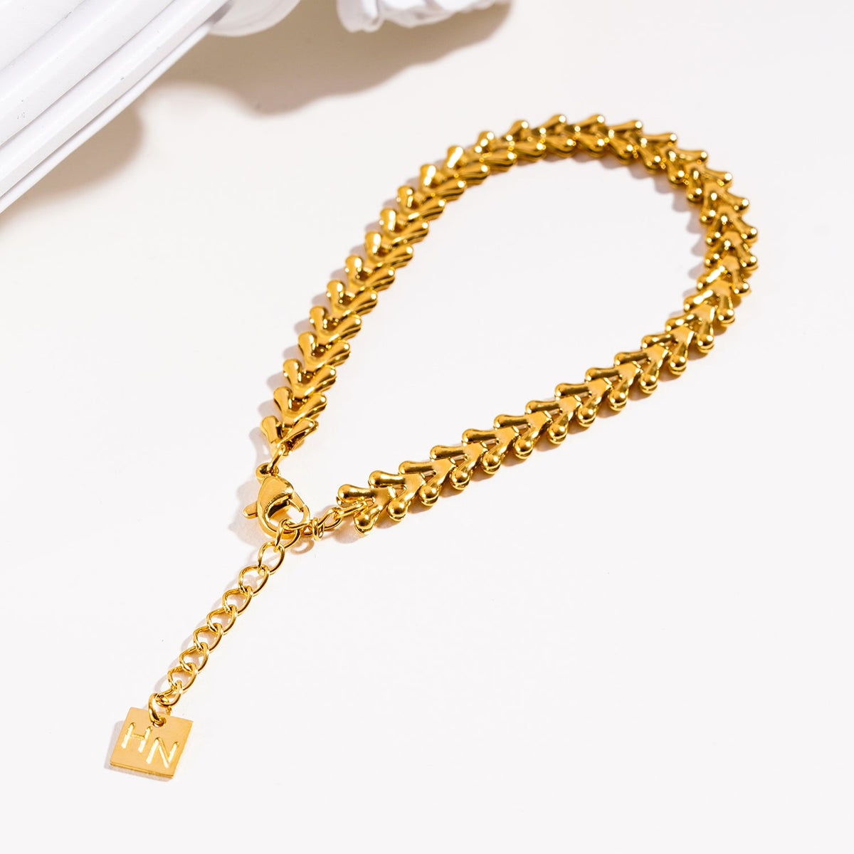 BLYTH: Bracelet abstrait avec blason, d'inspiration vintage
