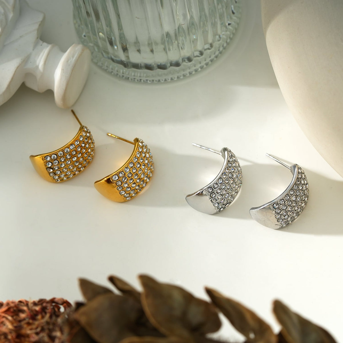 Modèle CARMEL : Boucles d'oreilles clous en pavé de zircone incurvé plaqué or