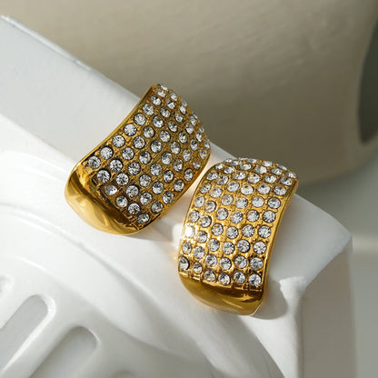 Modèle CARMEL : Boucles d'oreilles clous en pavé de zircone incurvé plaqué or