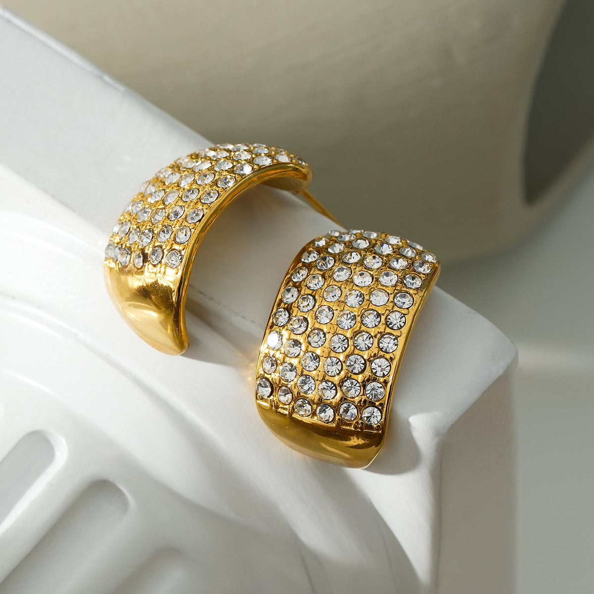 Modèle CARMEL : Boucles d'oreilles clous en pavé de zircone incurvé plaqué or