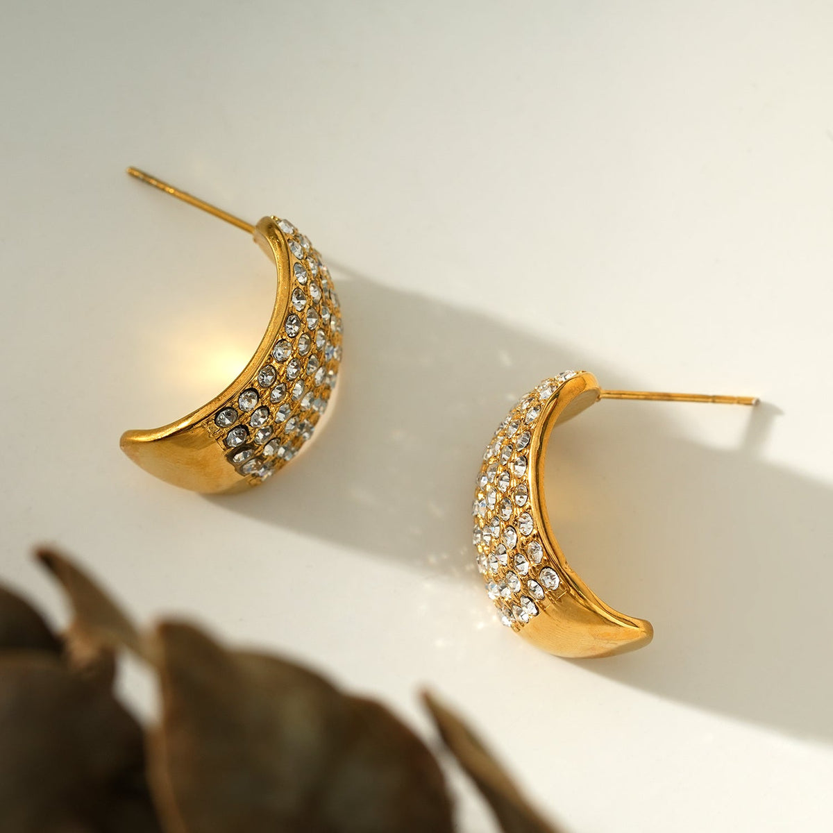 Modèle CARMEL : Boucles d'oreilles clous en pavé de zircone incurvé plaqué or