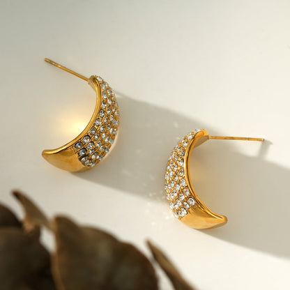 Modèle CARMEL : Boucles d'oreilles clous en pavé de zircone incurvé plaqué or
