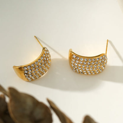 Modèle CARMEL : Boucles d'oreilles clous en pavé de zircone incurvé plaqué or