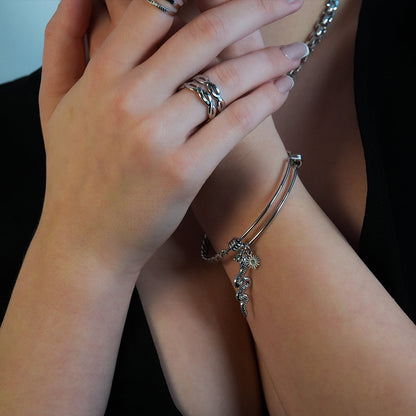 CHRISTINA : Bracelet en or blanc (ton argenté) orné de breloques