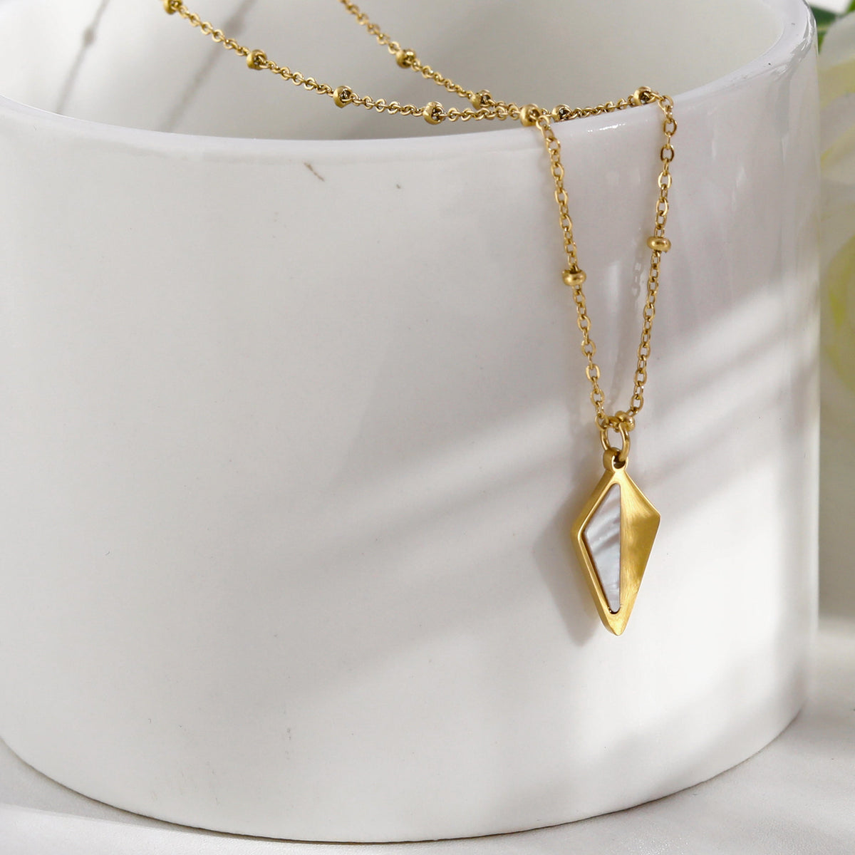 Collier pendentif CATORI minimaliste en métal et coquillage en forme de losange