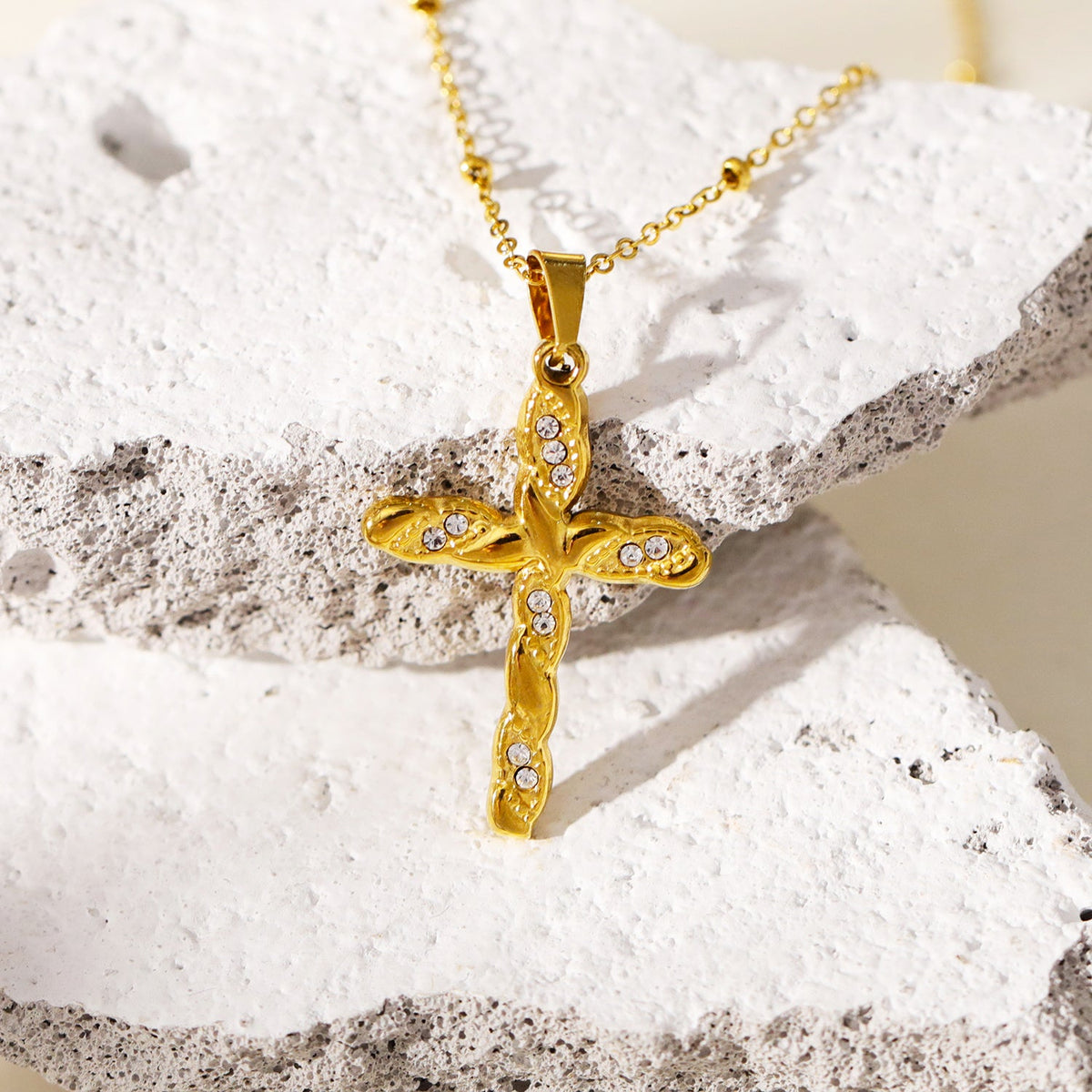 CHAMONIX Or : Collier chaîne fine perlée avec pendentif croix texturée incrustée de zircone