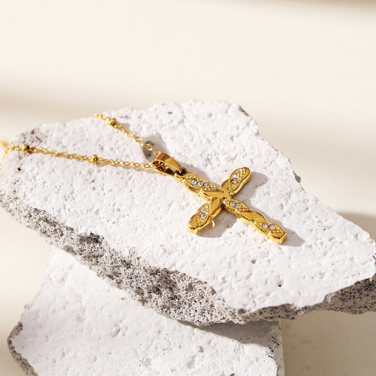CHAMONIX Or : Collier chaîne fine perlée avec pendentif croix texturée incrustée de zircone