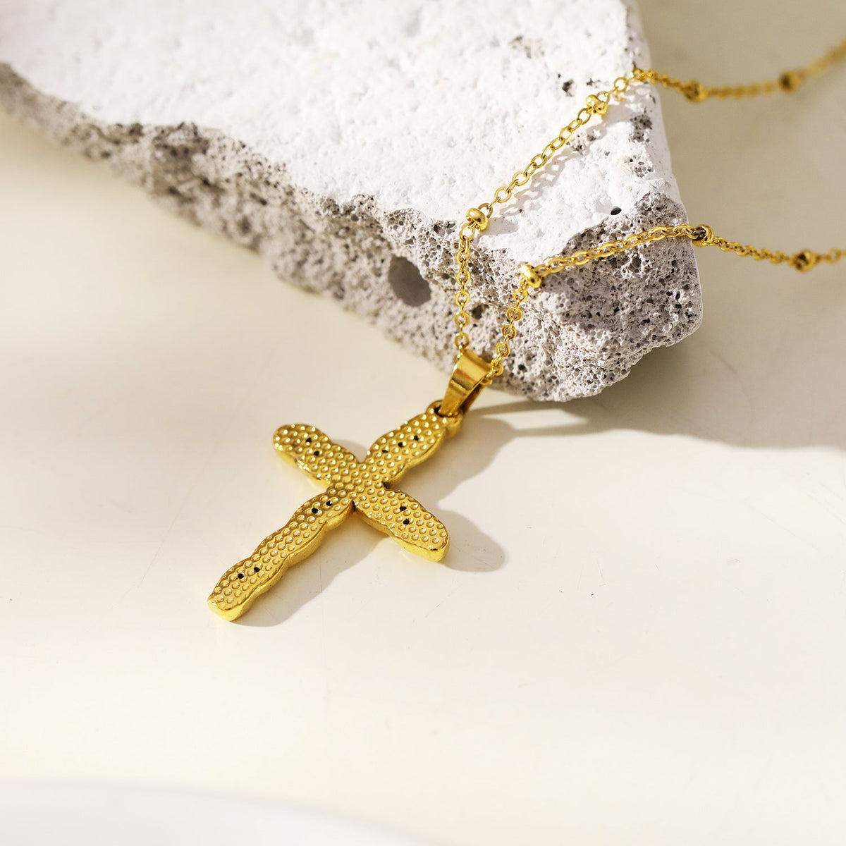 CHAMONIX Or : Collier chaîne fine perlée avec pendentif croix texturée incrustée de zircone