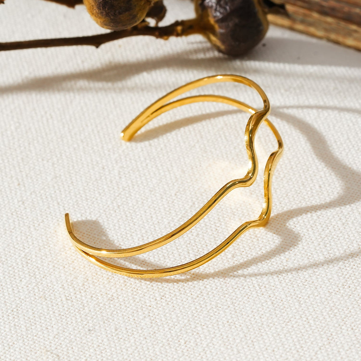 Style CHITRA : Bracelet industriel-chic avec des bandes parallèles de forme abstraite en or