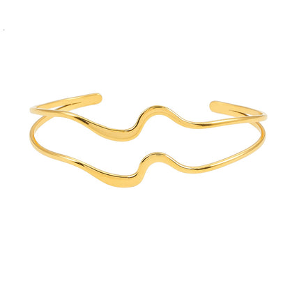 Style CHITRA : Bracelet industriel-chic avec des bandes parallèles de forme abstraite en or