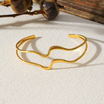 Style CHITRA : Bracelet industriel-chic avec des bandes parallèles de forme abstraite en or