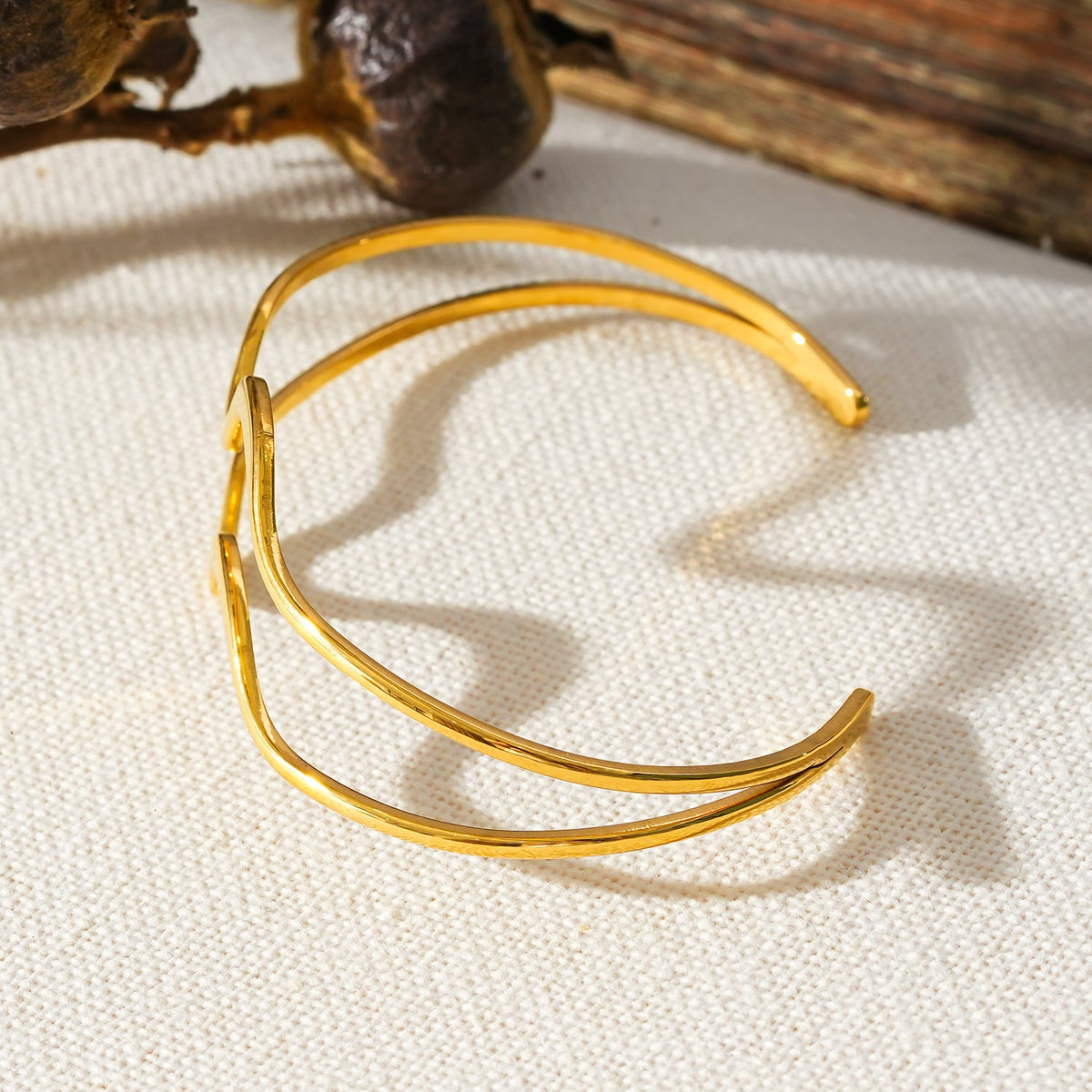 Style CHITRA : Bracelet industriel-chic avec des bandes parallèles de forme abstraite en or