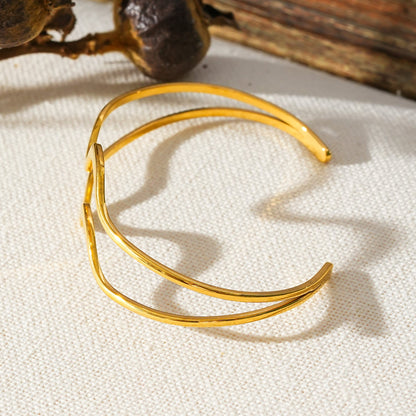Style CHITRA : Bracelet industriel-chic avec des bandes parallèles de forme abstraite en or