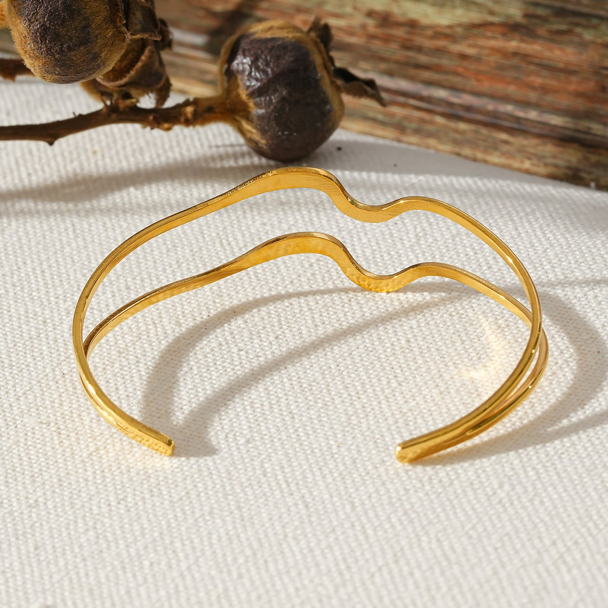 Style CHITRA : Bracelet industriel-chic avec des bandes parallèles de forme abstraite en or