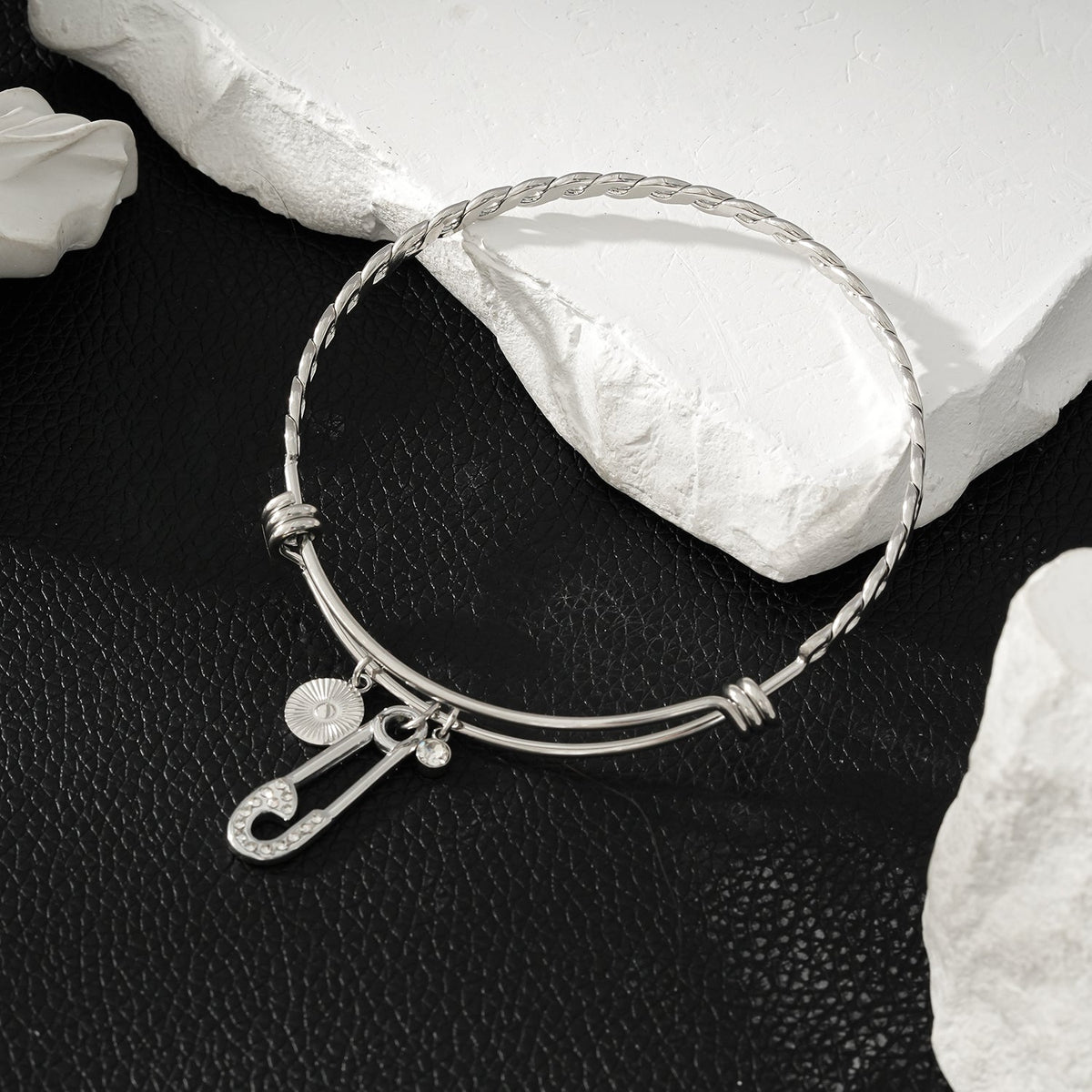 CHRISTINA : Bracelet en or blanc (ton argenté) orné de breloques