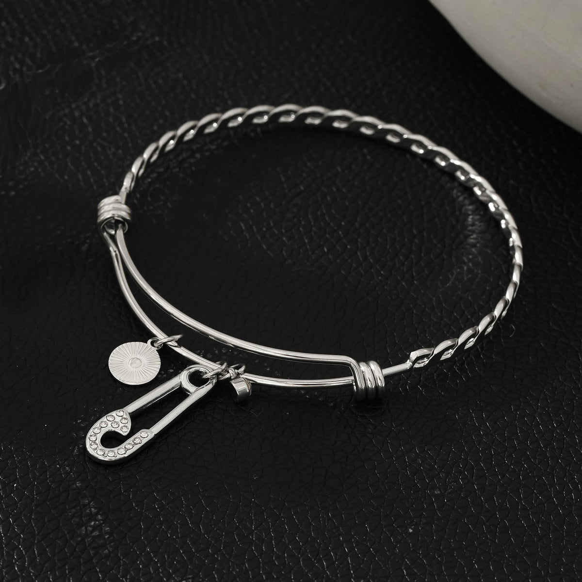 CHRISTINA : Bracelet en or blanc (ton argenté) orné de breloques