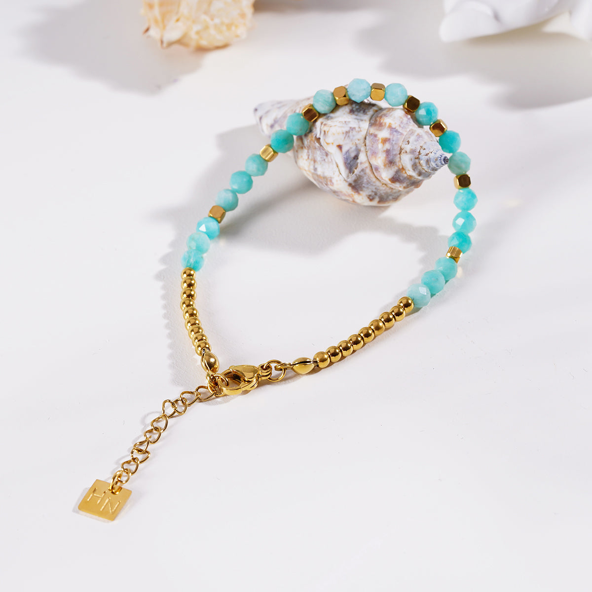 Modèle CLEMENTINA : Bracelet perles dorées et pierres d'amazonite