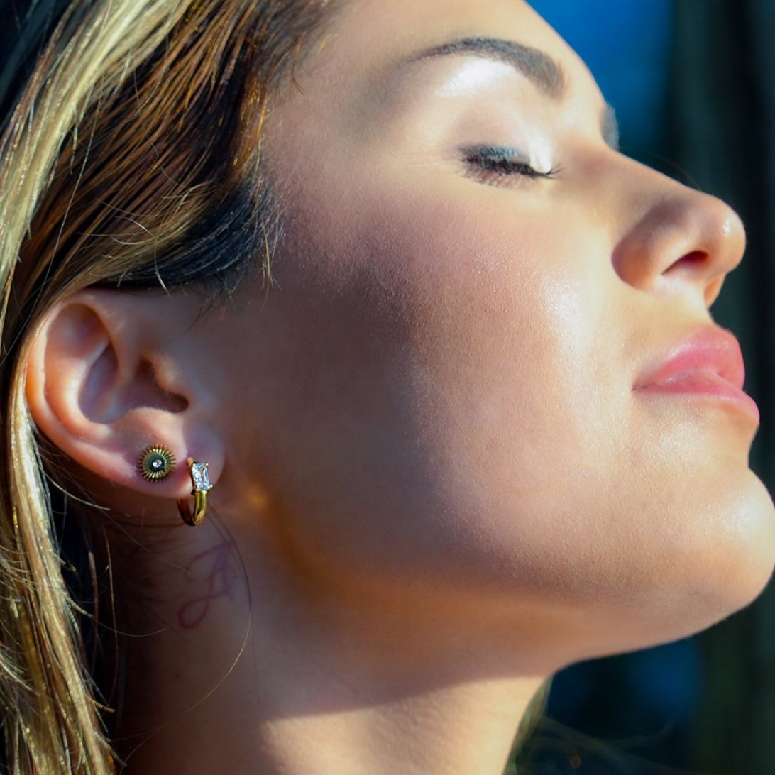 Style CONWYN : Créoles Rétro avec un Charm en Zircone Transparente Sertie en Or.