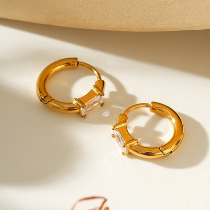 Style CONWYN : Créoles Rétro avec un Charm en Zircone Transparente Sertie en Or.