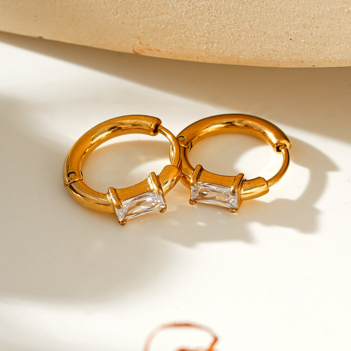 Style CONWYN : Créoles Rétro avec un Charm en Zircone Transparente Sertie en Or.