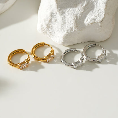 Style CONWYN : Créoles Rétro avec un Charm en Zircone Transparente Sertie en Or.