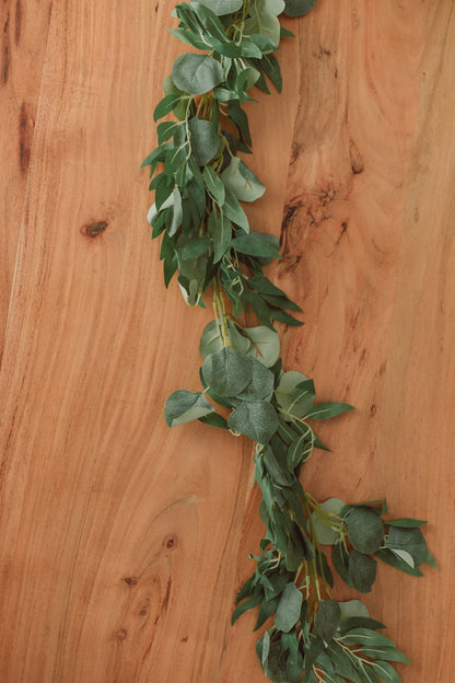 Guirlande d'eucalyptus et de saule vert profond (artificielle)