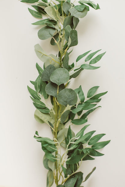 Guirlande d'eucalyptus et de saule vert profond (artificielle)