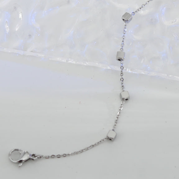 DARBY: Bracelet en argent perlé carré