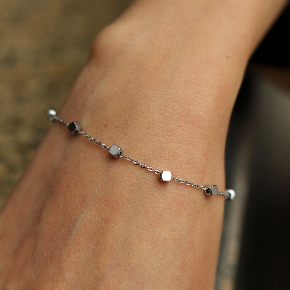 DARBY: Bracelet en argent perlé carré