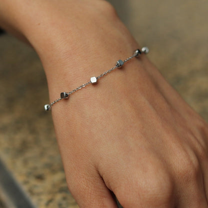 DARBY: Bracelet en argent perlé carré