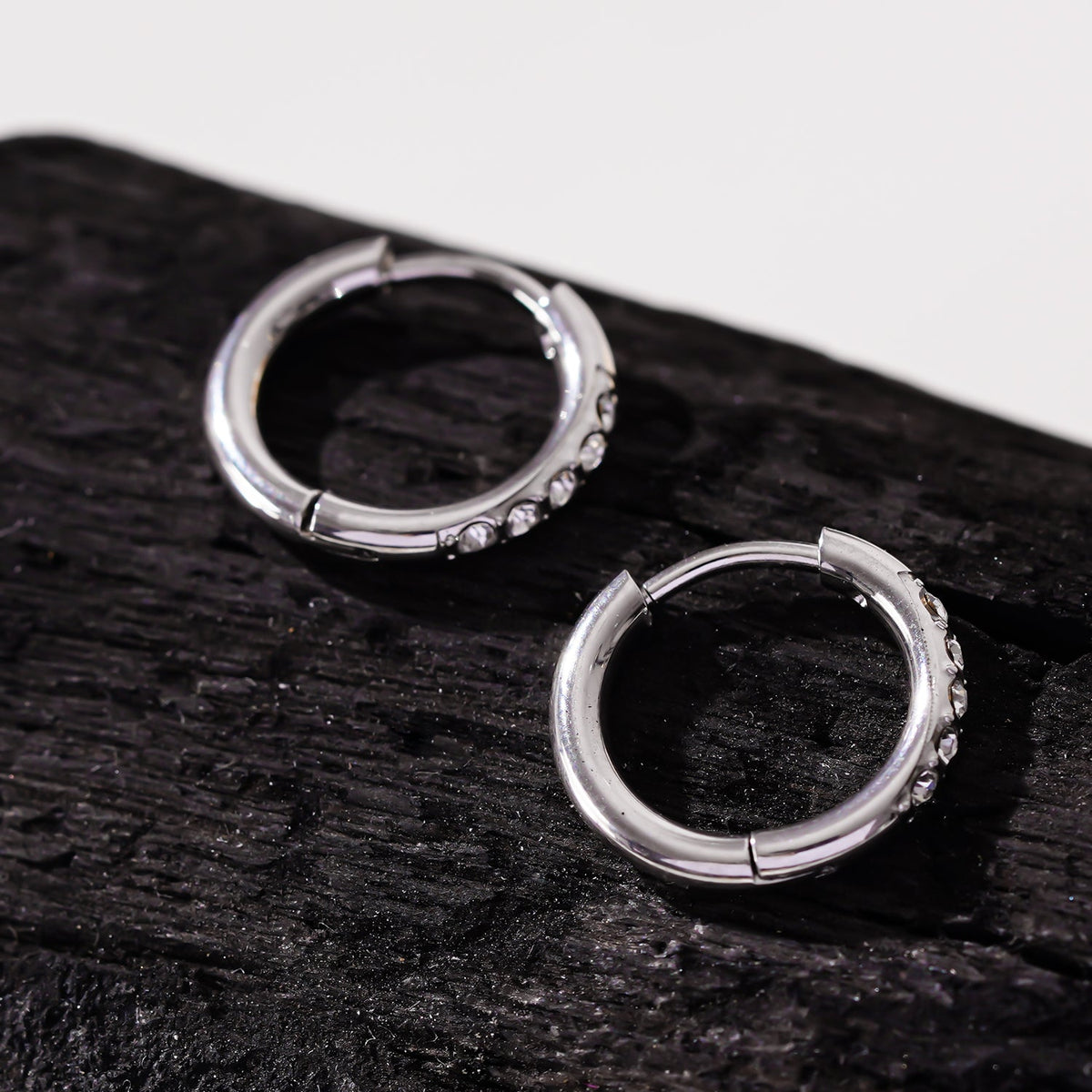DARCI : Mini créoles classiques en argent incrustées de pierres précieuses en zircone