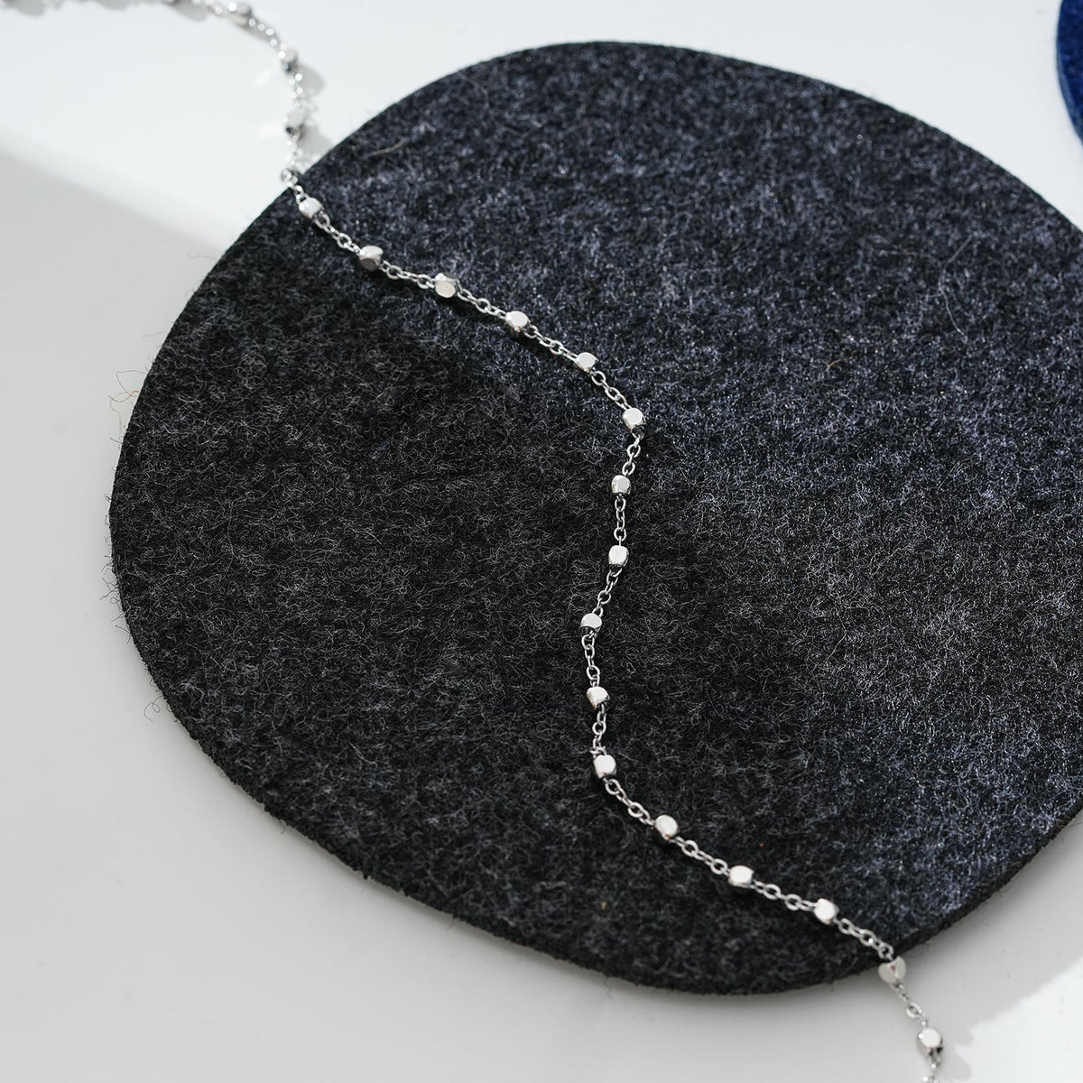 DEMELZA LG : Cheville contemporaine en argent avec de délicates perles carrées