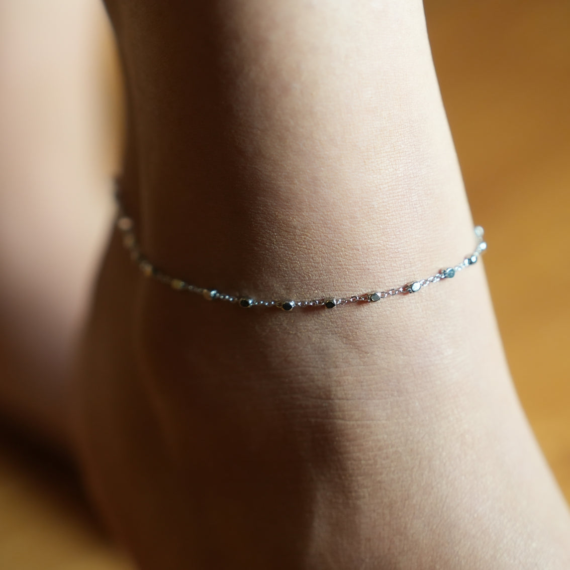 DEMELZA LG : Cheville contemporaine en argent avec de délicates perles carrées